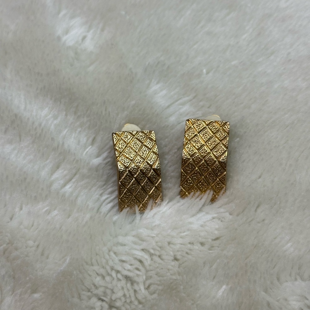 Vintage Gold Clip On Earrings